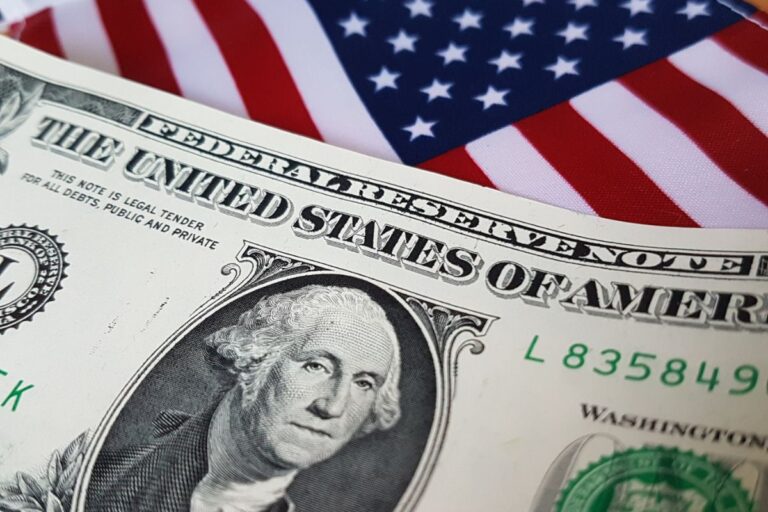 dolar-abre-em-alta-apos-vitoria-de-trump-nos-eua;-bitcoin-bate-recorde