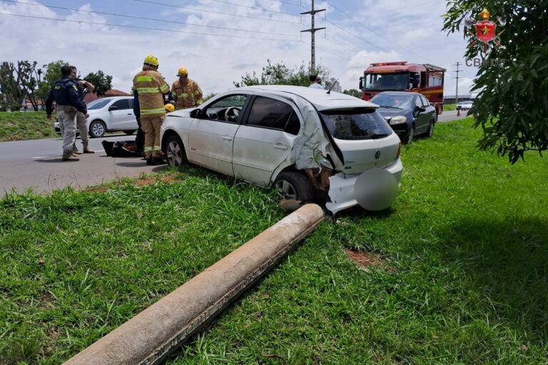gravida-e-levada-ao-hospital-apos-bater-carro-contra-poste-na-br-060