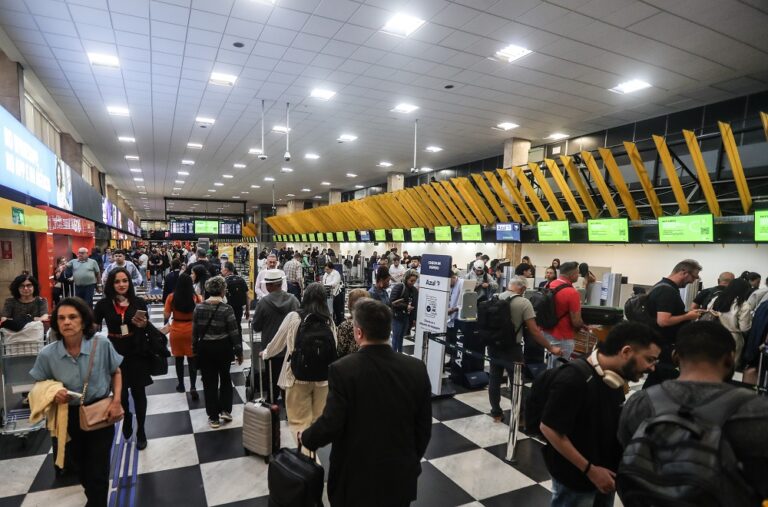 passageiros-enfrentam-caos-em-aeroportos-apos-voos-serem-cancelados-no-rio-e-em-sao-paulo