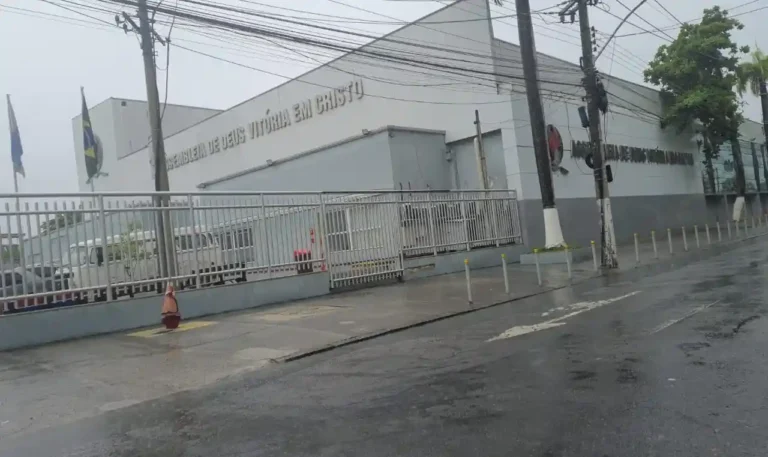 com-a-biblia-na-mao,-homem-e-baleado-ao-sair-de-igreja-de-silas-malafaia-na-penha