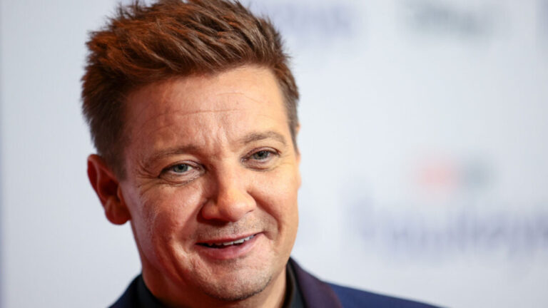 jeremy-renner-detalha-recuperacao-apos-quebrar-38-ossos