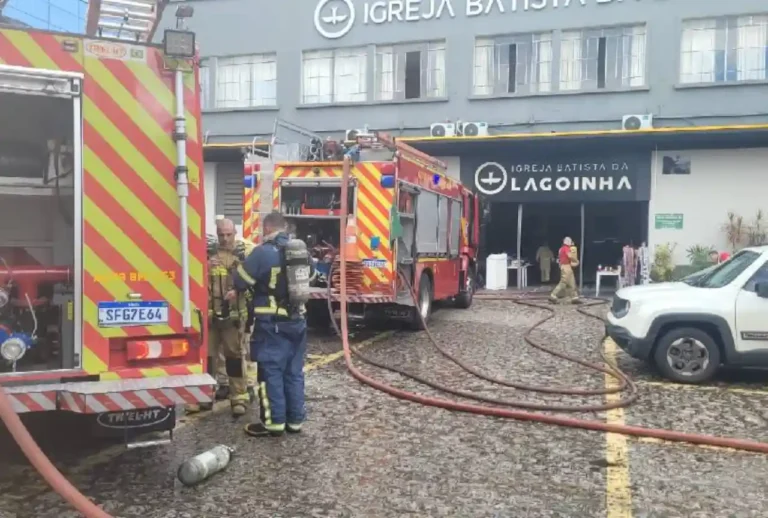 incendio-atinge-igreja-batista-lagoinha-e-mobiliza-bombeiros-em-curitiba