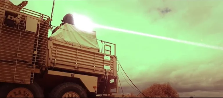 soldados-britanicos-disparam-arma-a-laser-contra-enxame-de-drones