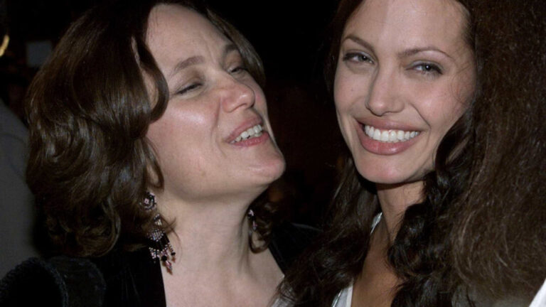 angelina-jolie-revela-que-perdeu-a-voz-quando-a-mae-morreu