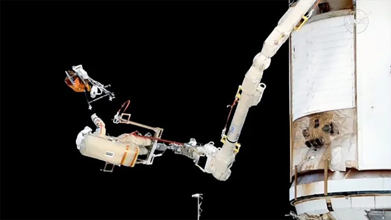 astronautas-instalam-raio-x-e-descartam-lixo-em-atividade-fora-da-estacao-espacial