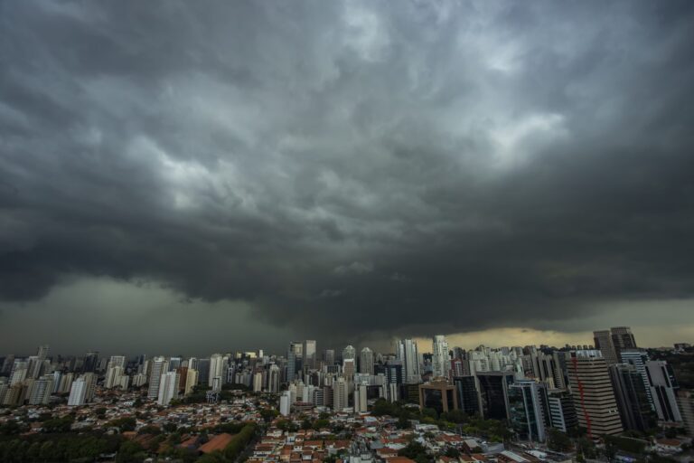 mais-de-200-mil-imoveis-seguem-sem-energia-12-horas-apos-temporal-em-sao-paulo