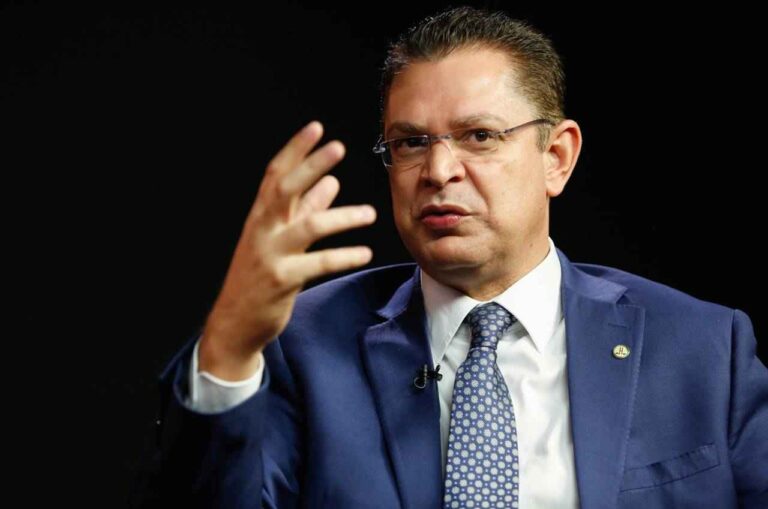 sostenes-cavalcante-sera-o-novo-lider-do-pl-na-camara-em-2025