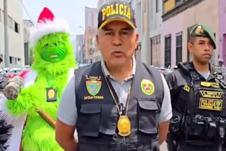policial-vestido-de-grinch-prende-suspeito-de-trafico-no-peru.-video