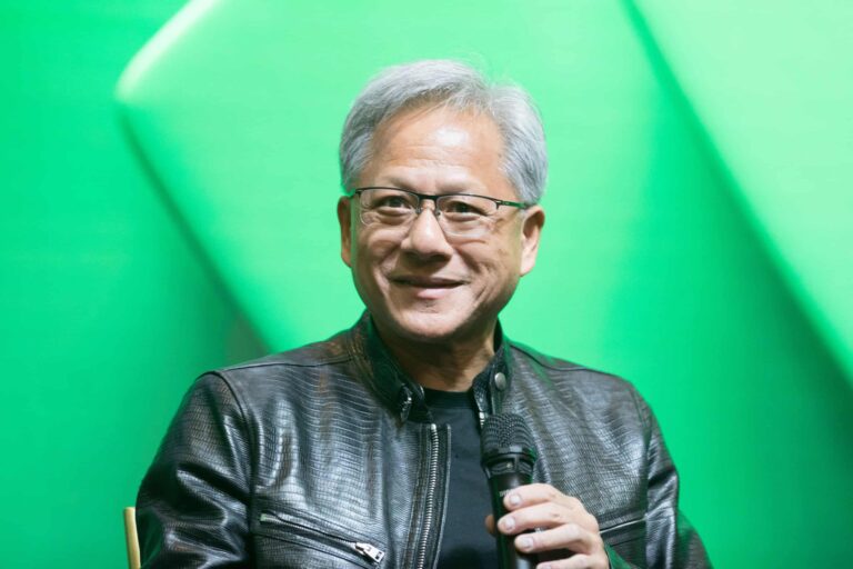 ces-2025:-nvidia-revela-ia-que-treina-robos,-novos-chips-de-jogos-e-acordo-com-a-toyota