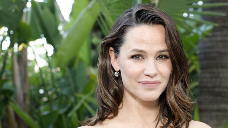 jennifer-garner-‘arregaca-as-mangas’-e-ajuda-a-servir-refeicoes