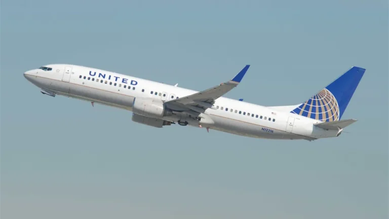 passageiro-urina-no-corredor-durante-voo-e-obriga-aviao-a-ser-desviado