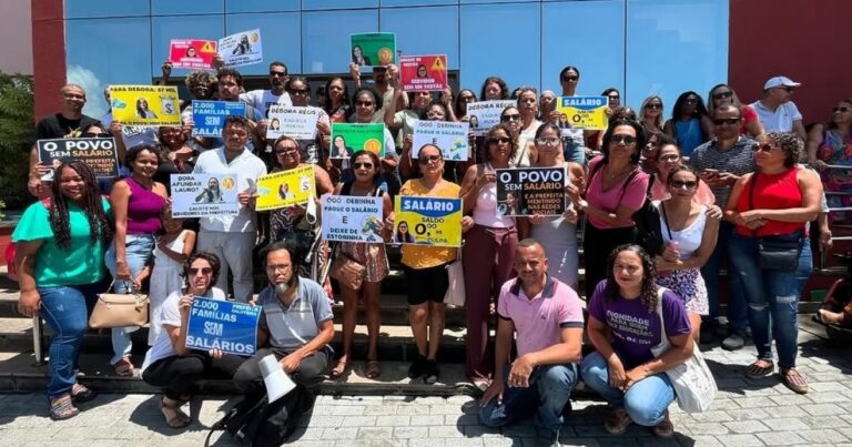 servidores-de-lauro-de-freitas-ocupam-centro-administrativo-em-busca-de-solucoes-para-salarios-atrasados