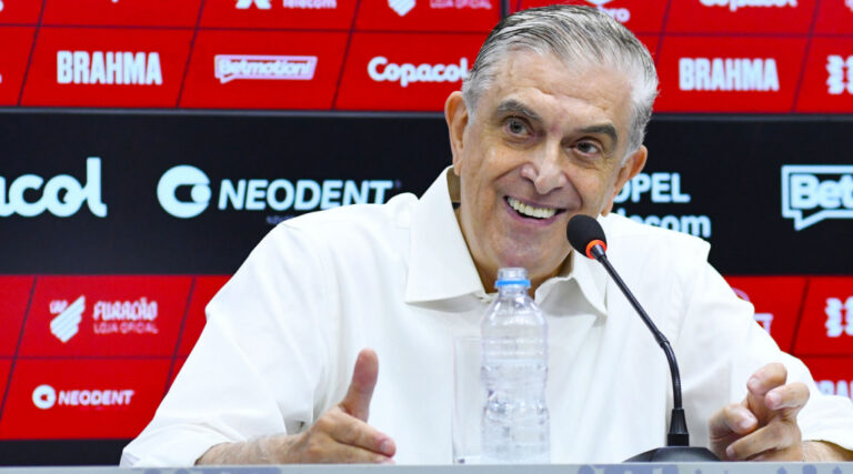 mario-celso-petraglia,-presidente-do-athletico-pr,-faz-gestos-obscenos-para-torcedores