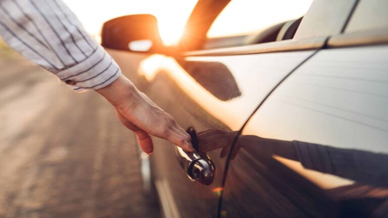 ja-levou-um-choque-ao-fechar-a-porta-do-carro?-entenda-por-que-isso-acontece-e-como-evitar