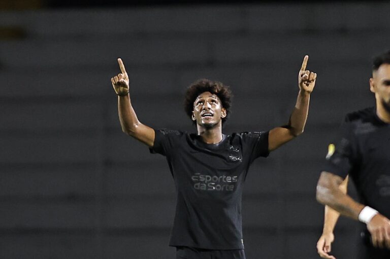 talles-magno-viaja-aos-estados-unidos-para-renovar-green-card-e-desfalca-o-corinthians-no-paulistao