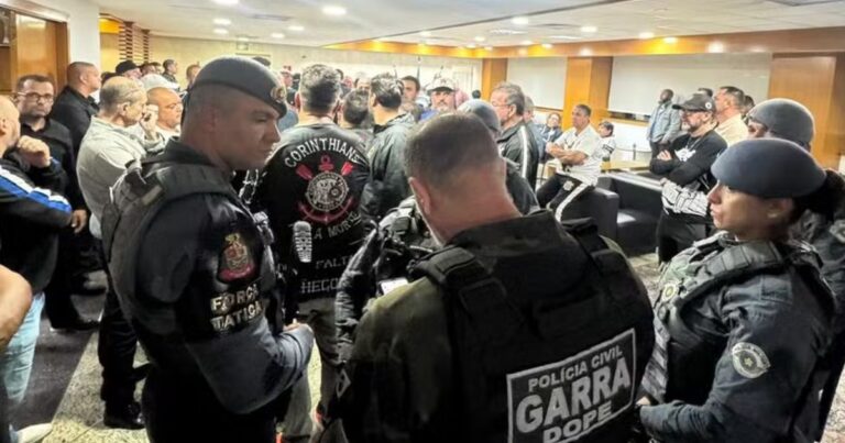 crise-politica-no-corinthians-termina-em-confusao-e-invasao-no-parque-sao-jorge