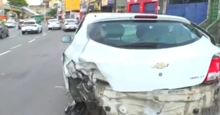 viatura-desvia-de-cachorro-na-pista,-capota-e-bate-em-quatro-carros-na-av.-bonoco
