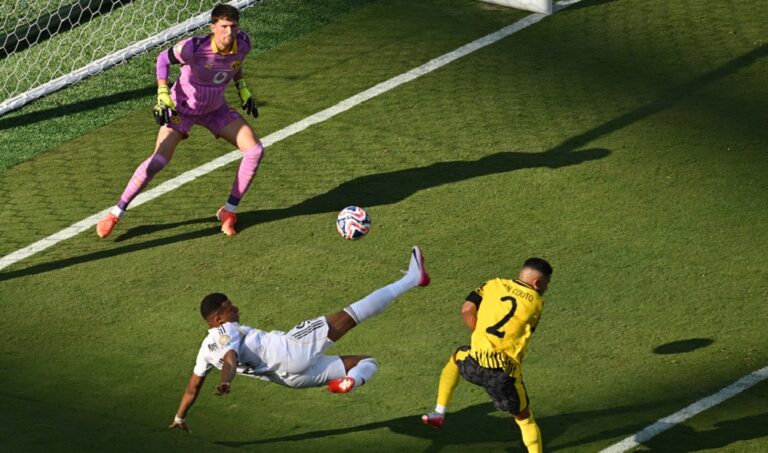 real-madrid-vence-borussia-dortmund-com-golaco-de-mbappe-e-vai-enfrentar-o-psg-na-semifinal-do-mundial-de-clubes