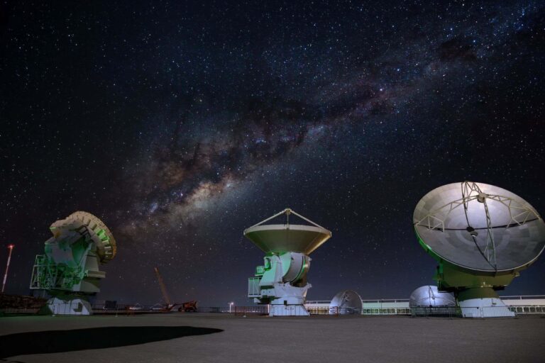 apos-chuva-no-deserto,-maior-radiotelescopio-do-mundo-entra-em-“modo-de-sobrevivencia”