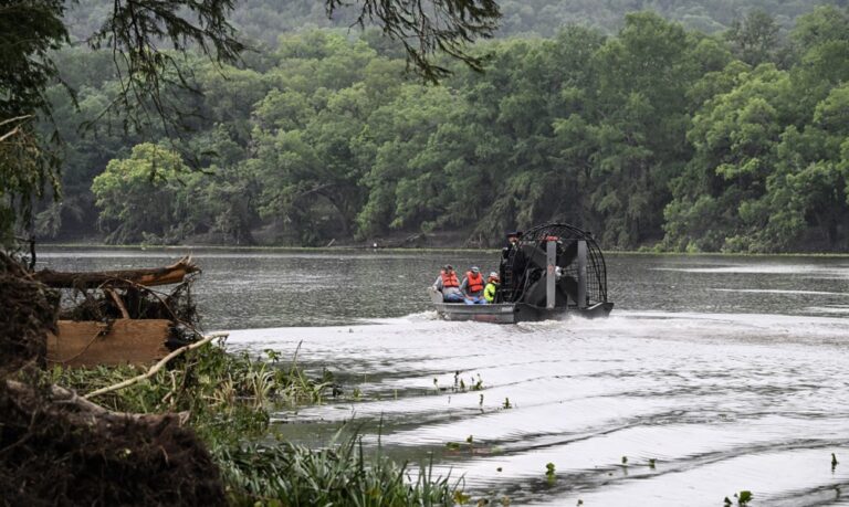texas-busca-desaparecidos-apos-enchentes-que-deixaram-ao-menos-79-mortos