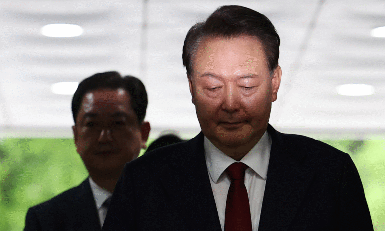 ex-presidente-destituido-da-coreia-do-sul-e-detido-novamente-por-declaracao-de-lei-marcial