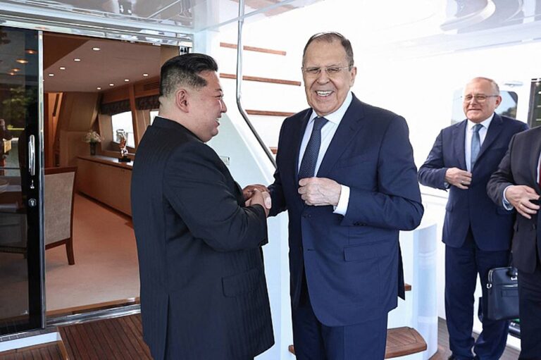 chanceler-russo-se-encontra-com-kim-jong-un-na-coreia-do-norte-celebra-alianca-militar:-‘irmandade-invencivel-de-luta’