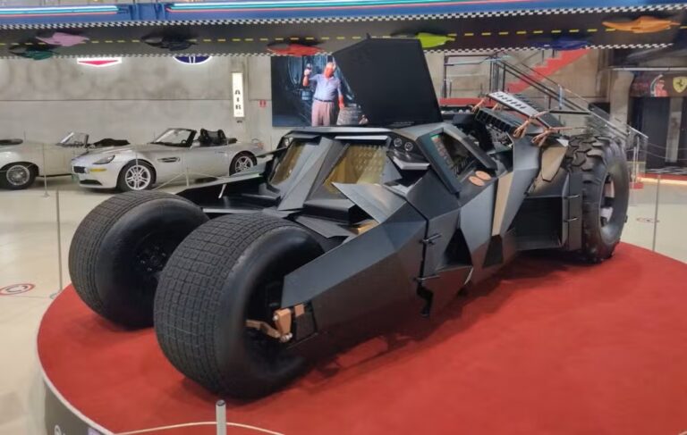 neymar-adquire-replica-do-batmovel-avaliada-em-r$-8,3-milhoes