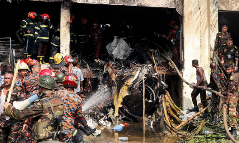 sobe-para-31-o-numero-de-mortos-em-queda-de-aviao-militar-em-bangladesh