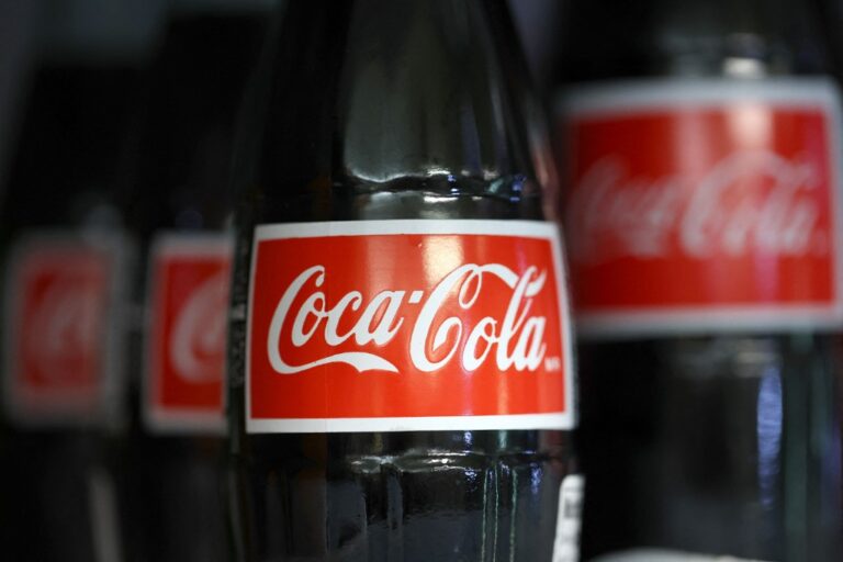 apos-pedido-de-trump,-coca-cola-anuncia-versao-do-refrigerante-com-acucar-dos-eua