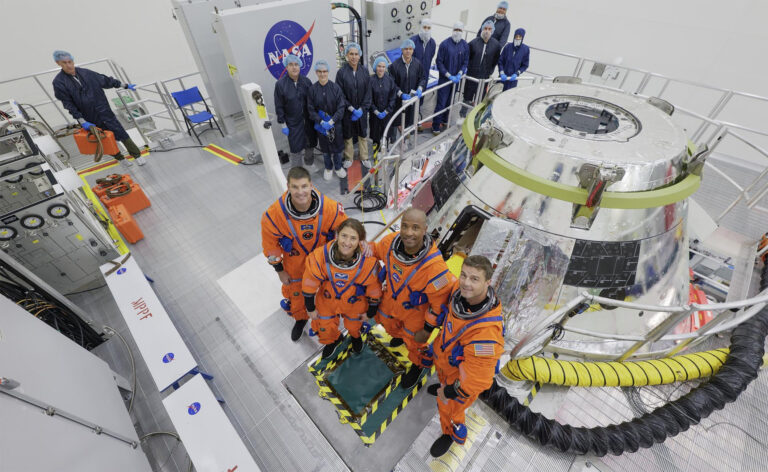 artemis-2:-astronautas-entram-pela-primeira-vez-na-capsula-que-vai-leva-los-a-lua
