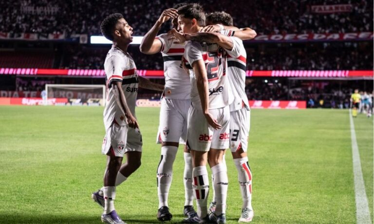 sao-paulo-vence-vitoria-por-2-a-0,-chega-a-cinco-jogos-de-invencibilidade-no-brasileiro-e-cola-no-g4