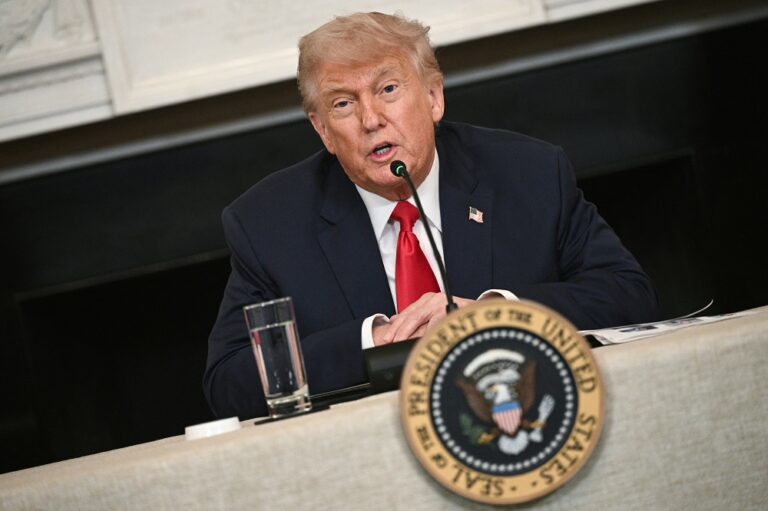 donald-trump-esta-aberto-a-possibilidade-de-conversar-com-putin-e-zelensky,-afirma-casa-branca