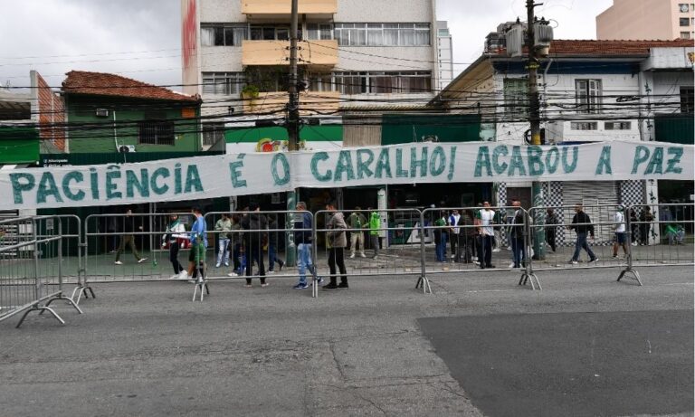 academia-de-futebol-do-palmeiras-e-alvo-de-ataque-com-rojoes