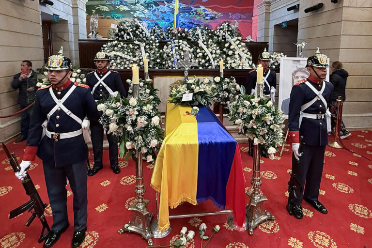 milhares-se-despedem-de-miguel-uribe,-presidenciavel-assassinado-na-colombia