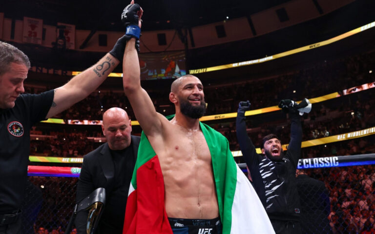 em-meio-a-vaias,-chimaev-domina-du-plessis-e-conquista-cinturao-no-ufc-319
