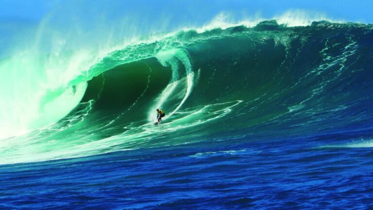 jaguaruna-(sc)-registra-maior-onda-ja-surfada-no-brasil