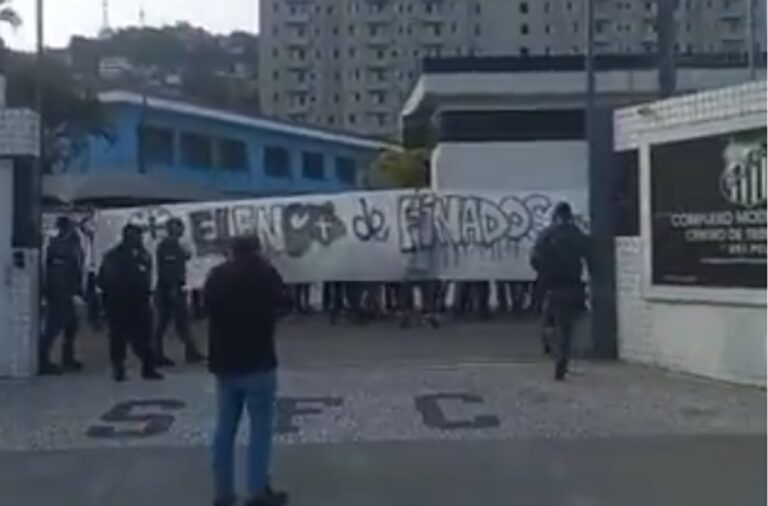 torcida-do-santos-invade-ct-rei-pele-em-protesto-no-dia-de-reapresentacao-do-time