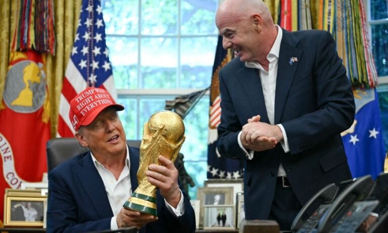 trump-segura-taca,-ganha-ingresso-para-final-e-anuncia-data,-horario-e-local-do-sorteio-da-copa-do-mundo-de-2026