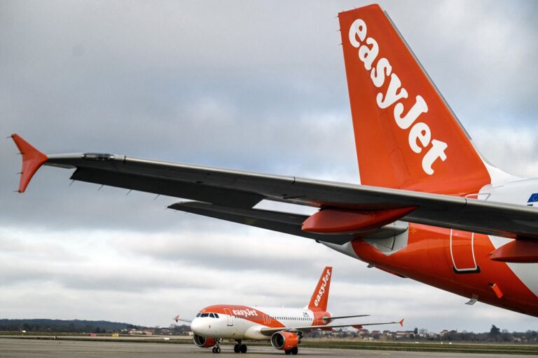 aviao-retorna-ao-solo-na-franca-apos-homem-tentar-entrar-na-cabine-do-piloto