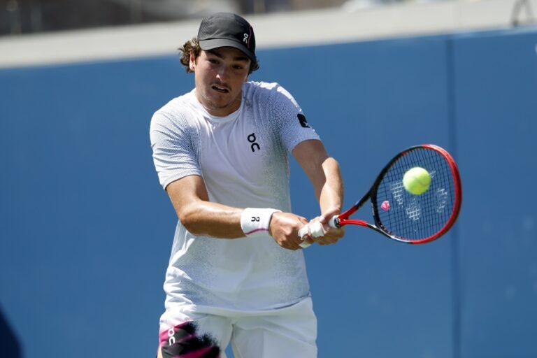 joao-fonseca-pede-desculpas-por-vomito-e-celebra-vitoria-na-estreia-no-us-open
