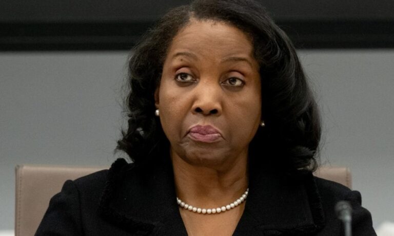 diretora-do-fed,-lisa-cook,-processa-trump-por-tentar-demiti-la
