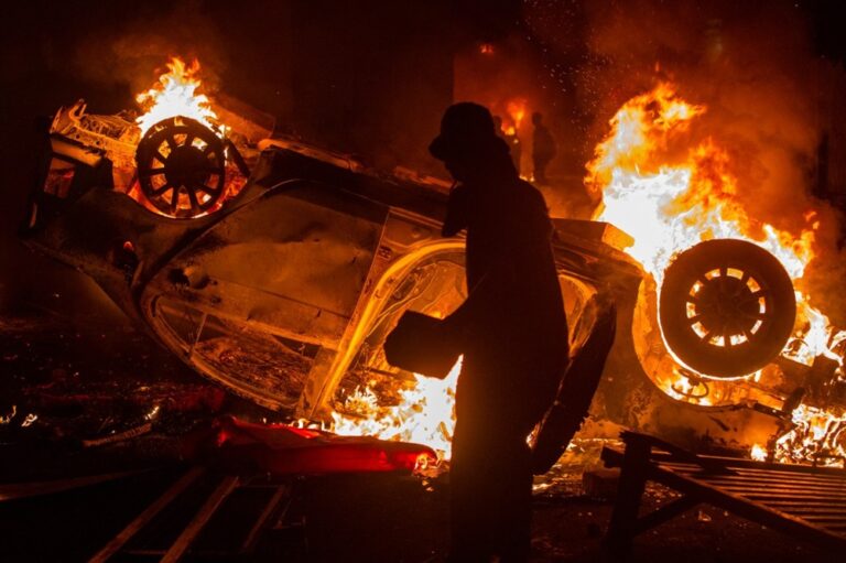 incendio-em-prefeitura-na-indonesia-deixa-tres-mortos-durante-protestos
