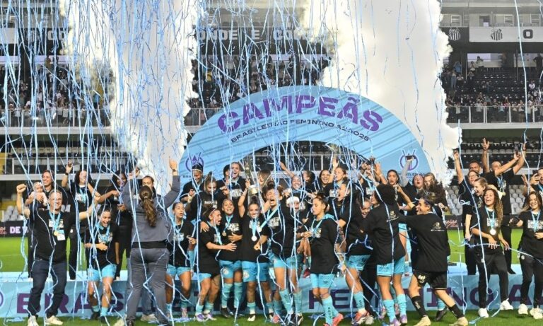com-gol-de-carol-baiana,-santos-empata-com-botafogo-e-e-campeao-do-brasileiro-a2-feminino
