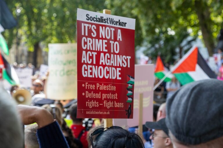protesto-em-londres-de-grupo-pro-palestina-considerado-terrorista-pelo-governo-termina-com-150-presos