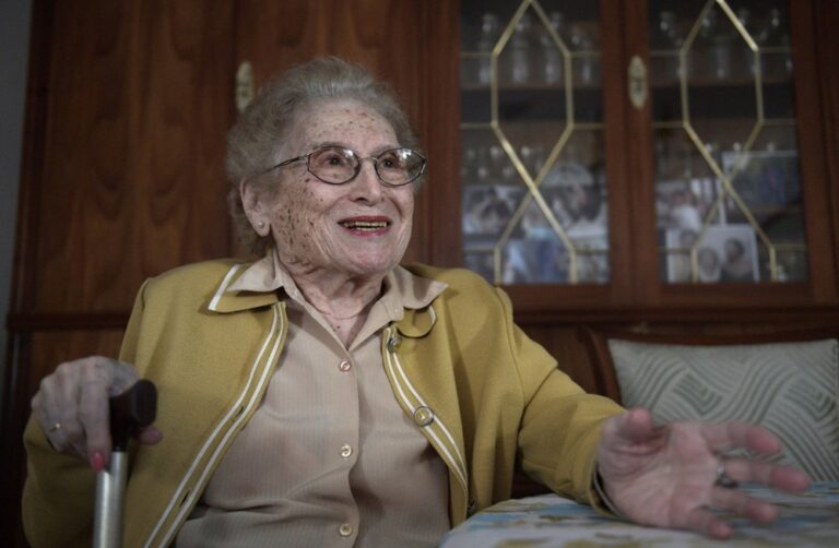 morre-aos-106-anos-rosa-roisinblit,-historica-vice-presidente-das-avos-da-praca-de-maio