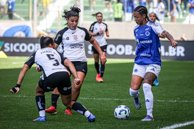 cruzeiro-e-corinthians-fazem-jogo-emocionante-e-empatam-no-primeiro-duelo-da-final-do-campeonato-brasileiro-feminino