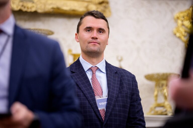 ativista-de-direita-charlie-kirk-e-baleado-em-universidade-nos-eua