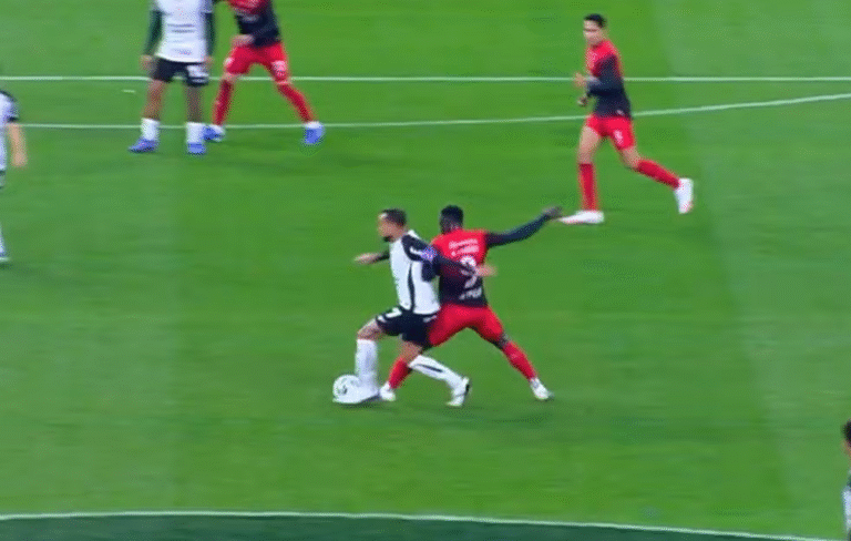 ‘a-gente-nao-trabalha-com-sentimento’,-diz-arbitro-de-campo-ao-var-durante-analise-de-penalti-em-corinthians-x-athletico-pr