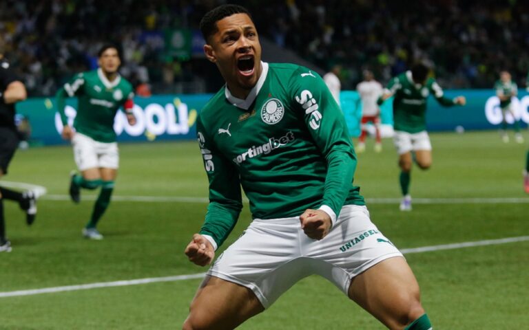 com-tres-gols-de-vitor-roque,-palmeiras-bate-o-internacional-por-4-a-1-no-brasileirao