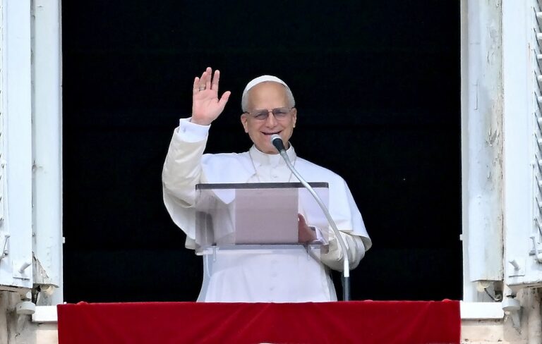 papa-leao-xiv-celebra-seus-70-anos-com-milhares-de-fieis-no-vaticano